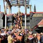 Two-women-on-their-way-to-Sabarimala-Temple-stopped-by
