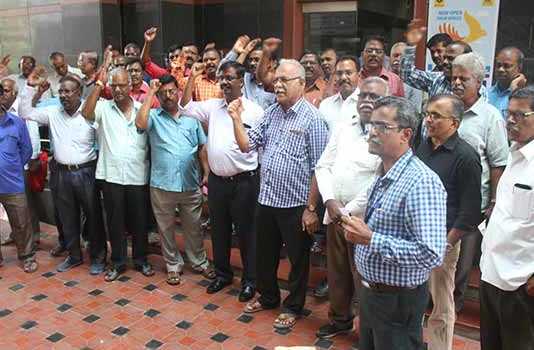 தனியாருக்கு தாரை வார்க்க முயற்சி-பிஎஸ்என்எல் அதிகாரிகள், ஊழியர்கள் வேலை நிறுத்தம்