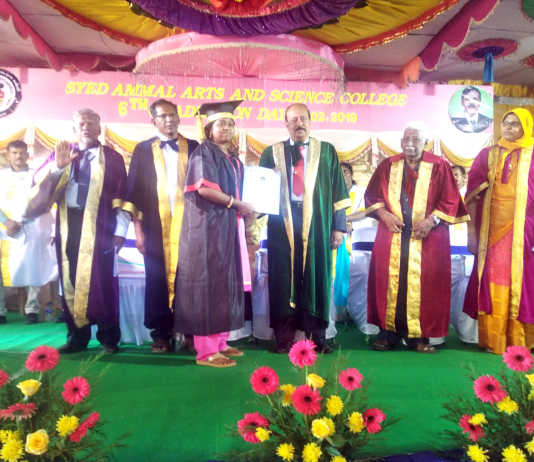 செய்யது அம்மாள் கல்லூரி பட்டமளிப்பு விழா – வாழ்க்கையில் பட்டதாரிகள் இருவரை மறக்கக் கூடாது துணை வேந்தர் ராஜேந்திரன் பேச்சு