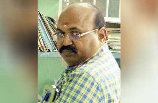 பேரூராட்சி அதிகாரி காரில் லஞ்ச ஒழிப்பு போலீஸ் சோதனை-ரூ.4 லட்சம் சிக்கியது
