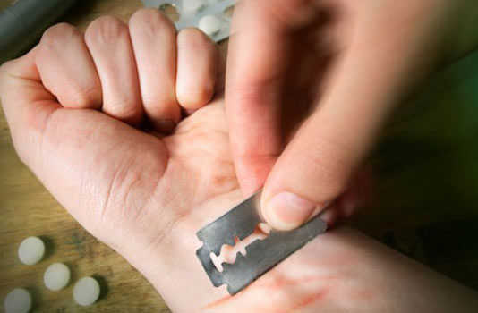 சென்ட்ரல் ரெயில் நிலையத்தில் வாலிபர் தற்கொலை முயற்சி