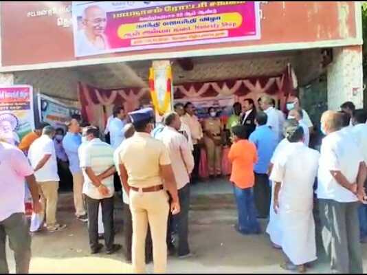 கும்பகோணம் : 22 ஆண்டுகளாக அக் 2 ல் செயல்படும் ஆளில்லா நேர்மைக் கடை