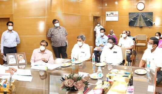 சாலைப் பாதுகாப்புக் குறித்து ஆய்வுக் கூட்டம் : சாலைப்பாதுகாப்பை மேம்படுத்தவும், விபத்துக்களை தடுக்கவும் உரிய நடவடிக்கைகளை மேற்கொள்ள அலுவலர்களுக்கு அமைச்சர் அறிவுறுத்தல்
