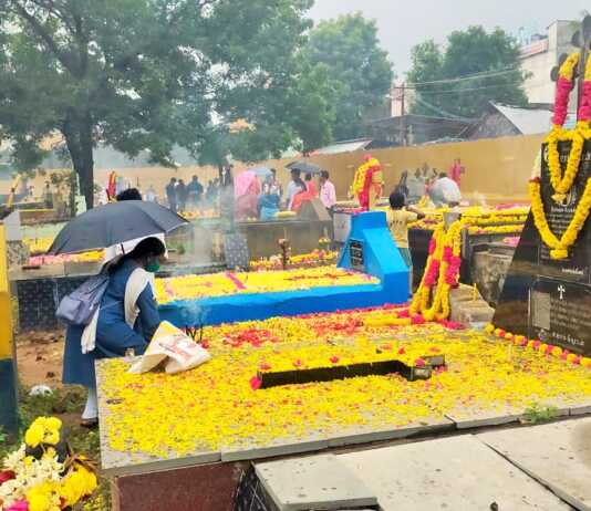 கும்பகோணம், இன்று கல்லறை திருநாள் : மறைந்த முன்னோர்களுக்கு கிறிஸ்தவர்கள் மலரஞ்சலி செலுத்தி மரியாதை செய்தனர்