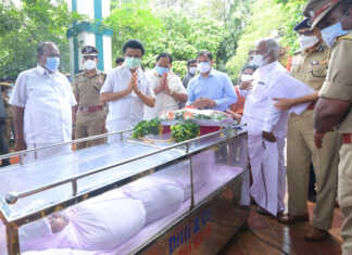 சென்னை தலைமைச்செயலகத்தில் மரம் விழுந்து போக்குவரத்து காவல் தலைமைக்காவலர் ஒருவர் பலி, மற்றொருவர் காயத்துடன் மருத்துவமனையில் அனுமதி