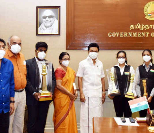 தேசிய அளவிலான பில்லியர்ட்ஸ் மற்றும் ஸ்னூக்கர் சாம்பியன்ஷிப் போட்டிகளில் தங்கப்பதக்கங்களை வென்ற தமிழகத்தைச் சேர்ந்த விளையாட்டு வீரர்கள் முதல்வர் ஸ்டாலினைச் சந்தித்து வாழ்த்துப் பெற்றனர்