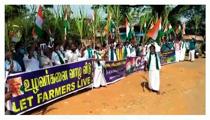 Rs. Innovative demonstration bearing theof the farmers demanding action against the management of the sugarcane mill which took a loan in the name of 500 crore sugarcane farmers_pic (2)