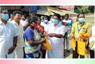 மக்கள் மற்றும் வியாபாரிகளிடையே விழிப்புணர்வை ஏற்படுத்தும் வகையில் கும்பகோணம் மாநகரில் ” மீண்டும் மஞ்சள் பை ” வழங்கல் நிகழ்ச்சி .. எம்.எல்.ஏ. அன்பழகன் வழங்கினார்