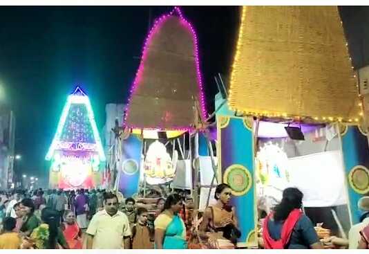 கும்பகோணத்தில் மாசிமக பெருவிழாவை முன்னிட்டு ஆதிகும்பேஸ்வரர் கோவில் உள்ளிட்ட 6 சிவாலயங்களில் பவனி வந்த ஓலைச்சப்பரங்கள் வீதியுலா …