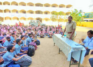 பொன்னேரி காவல் ஆய்வாளர் தலைமையில் அரசு ஆண்கள் மேல்நிலைப் பள்ளியில் நடந்த மாணவர்களுக்கான சமூக விழிப்புணர்வு நிகழ்ச்சி ..