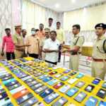 Chengalpattu District Superintendent of Police Action 174 cell phones worth Rs 32 lakh handed over to recipients, Rs 26 lakh frozen in cyber crime complaint, Rs 19 lakh cash recovered-2 (2)