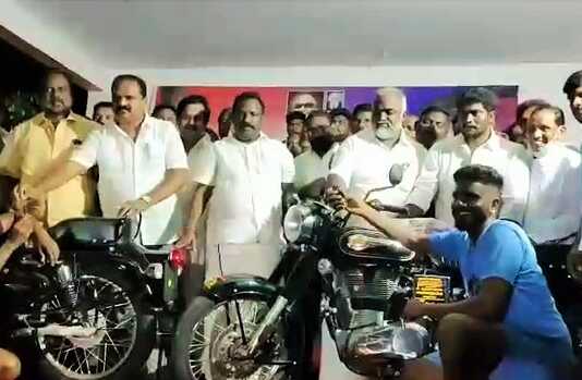 முதல்வர் ஸ்டாலின் 69 வது பிறந்த தினவிழா … வல்லூர் கிராமத்தில் ஒருநாள் கால்பந்தாட்டபோட்டி, வெற்றிப் பெற்ற அணிக்கு முதல் பரிசு புல்லட் பைக் ..