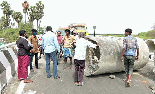 முன்னறிவிப்பு இல்லாமல் திடீர் இரயில்வே கேட் பணியால், காஞ்சிபுரம் வாகன ஓட்டிகள் அவதி … திறக்கும் தருவாயில் இருந்த புதிய மேம்பாலத்தை திறந்த மக்கள் !