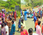 Larry collision kills youth- Villagers block road near Ponneri demanding action against driver and owner-2