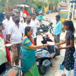 Mayor of Kanchipuram Corporation who went door to door to thank the people who voted-4 (2)