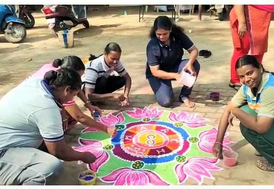 உலக மகளிர் தினத்தை முன்னிட்டு, கும்பகோணம் கிழக்கு காவல் நிலையத்தில், அனைத்து பெண் காவலர்களர்கள் பங்கேற்ற கோலப் போட்டி