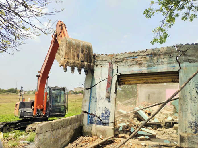 Removal of two houses built on Nagaraj Kandikai catchment outlying land - Gummidipoondi Tashildar Action (2)