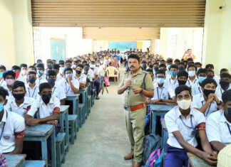 ஒலி, ஒளி காட்சிப்படம் மூலம் பள்ளி மாணவர்களுக்கு சாலை பாதுகாப்பு விழிப்புணர்வு : திருவள்ளூர் மாவட்ட போக்குவரத்து மோட்டார் வாகன ஆய்வாளர் விளக்கினார்..