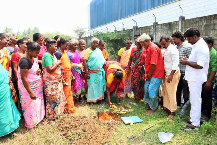 Rs. 19.43 lakh worth Sudukadu new building construction project started by Vadamadurai Panchayat Leader Bhoomi Pooja at Sriramapuram Kandikai (2)