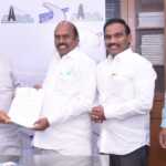 Tamil Nadu Minister of Public Works, Highways and Minor Ports EV Velu meets Union Minister Nitin Gadkari in New Delhi-2 (2)