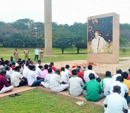 திமுக பேரூராட்சித் தலைவர் பதவி விலக வலியுறுத்தி, ஸ்ரீபெரும்புத்தூர் ராஜீவ் காந்தி நினைவிடத்தில் காங்கிரஸ் கட்சியினர் தியானம் …