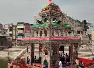 முப்பெரும் தேவியரும் ஒன்றாக இணைந்து பலவண்ண மின் விளக்குகள் அலங்கரிக்கப்பட்டு காட்சியளிக்க, கும்பகோணம் மகாமகம் திருக்குளத்தில் தெப்போற்சவம் நடைப்பெற்றது