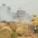 The straw loaded in the lorry caught fire on the low power pole near Rasipuram-1 (2)