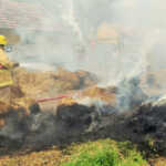 The straw loaded in the lorry caught fire on the low power pole near Rasipuram-4 (2)