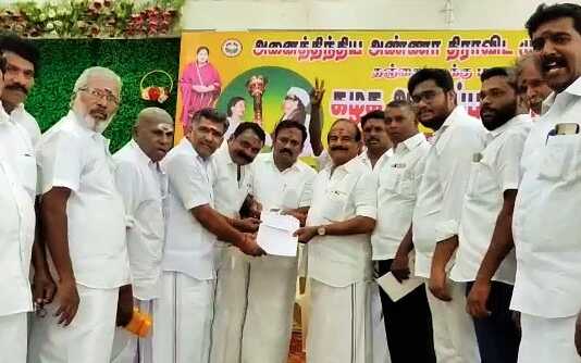 ஏப் 21 ல் நடைப்பெறும் தஞ்சை வடக்கு மாவட்ட அதிமுக வின் ஒன்றியம் மற்றும் பேரூராட்சி பொறுப்பாளர்களுக்கன கட்சி தேர்தல் : முன்னாள் அமைச்சர் கருப்பண்ணன் தலைமையிலான குழுவினர் மனுக்களை பெற்றனர்..