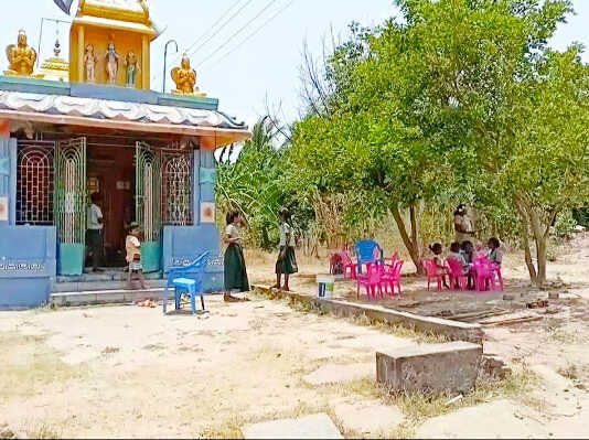 முகவரியற்ற அவலத்தில் இயங்கும் குமரசிறுளப்பாக்கம் கிராம பள்ளிக்கூடம் … மரத்தடி நிழலிலும், கோவிலிலும் கல்விப் பயிலும் மாணவர்களின் பரிதாப நிலை !