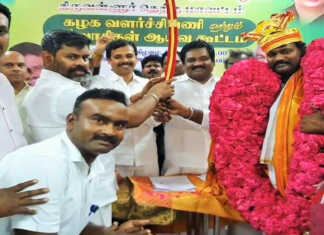 அமமுகவின் பெருநகர சென்னை மாநகராட்சி 148 வார்டு உறுப்பினருக்கு வீரவாள் வழங்கி கட்சியினர் வாழ்த்து ..