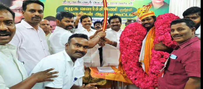 Congratulations to the 148th ward member of Amamuga's Metropolitan Chennai Corporation by giving a sword (3)