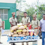 District Superintendent of Police Varun presented a congratulatory incentive-1 (2)