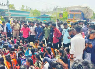 பொன்னேரியில், உலகநாதன் அரசு கல்லூரி மாணவர்கள் வகுப்புகளைப் புறக்கணித்து சாலை மறியல் போராட்டம் ..