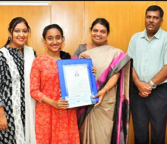 தமிழ்நாடு அரசின் பெண் குழந்தை முன்னேற்றத்திற்கான மாநில விருது 2022 : ஒன்பதாம் வகுப்பு பள்ளி மாணவி இரா.சேத்தனா பெற்றார் ..