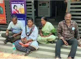 கும்பகோணம் தனியார் வங்கி முன்பு வாடிக்கையாளர் குடும்பத்தோடு அமர்ந்து தர்ணா போராட்டம் ..