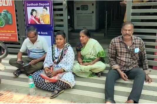 கும்பகோணம் தனியார் வங்கி முன்பு வாடிக்கையாளர் குடும்பத்தோடு அமர்ந்து தர்ணா போராட்டம் ..