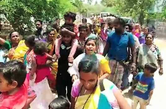 கும்மிடிப்பூண்டி பேரூராட்சி மன்ற அலுவலகத்தை திடீரென முற்றுகையிட்ட நரிக்குறவரின மக்கள் .. அடிப்படை வசதிகளை செய்துத் தரக்கோரி குரல் முழக்கம் ..