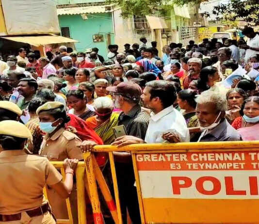 ராமாபுரத்தில் 500 க்கும் மேற்பட்ட பொதுமக்கள் கிராம நிர்வாக அலுவலகத்தை முற்றுகையிட்டு போராட்டம் : பாதுகாப்பு தடுப்புகள் அமைத்து போலீசார் நடவடிக்கை ..