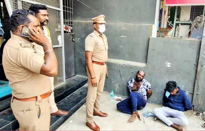 Poovirunthavalli Andhra teenagers steal cell phones from bus passengers - CCTV viral video-pic (2)