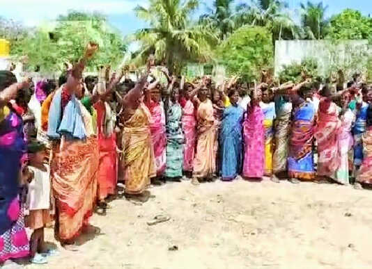 பழங்குடியின மக்களுக்கு அரசு வழங்கிய 4 ஏக்கர் நிலத்தை தனியார் ஆக்கிரமிப்பு ! அரசு மீட்டுத்தர வலியுறுத்தி குளத்துமேடு குப்பம் கிராம மக்கள் ஆர்ப்பாட்டம் !!