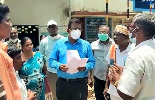 தஞ்சை மாவட்ட ஆட்சித்தலைவர் ஏரகரம் பால்வாடிப்பள்ளியில் உணவருந்தி ஆய்வு : பழுதடைந்த பள்ளிக் கட்டடத்தை மறு சீரமைப்புப்பணி செய்திட உடனடி உத்தரவு ..