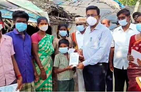 நீண்ட ஆண்டுகளாக வழங்கப்படாத ஜாதிச்சான்றிதழ் : மண்டகமேடு கிராம இருளர் பழங்குடி மக்களின் 16 குழந்தைகளுக்கு வீடுதேடி சான்றிதழ் வழங்கினார் … தஞ்சை மாவட்ட ஆட்சித்தலைவர் !