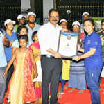 The Collector of Tiruvallur District presented certificates of appreciation to the volunteers who participated in the awareness march on plastic elimination-1 (2)