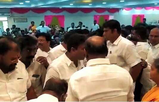 பள்ளிக்கரணை : அதிமுகவில் எழுந்த பதவிப் போட்டி.. எடுத்துரைத்து சமதானப்படுத்திய முன்னாள் அமைச்சர்கள் நத்தம் விஸ்வநாதன் மற்றும் பா வளர்மதி !