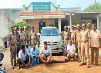 சாலை தடுப்பு வேலியை உடைத்துக் கொண்டு தப்பி ஒடமுயன்ற செம்மரக்கடத்தல் கும்பல் 7 பேர் கைது : ரூ. 3 லட்சம் மதிப்பிலான செம்மரக்கட்டை மீட்பு ..