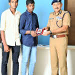 Friends took Rs 1 lakh left unattended on the road and handed it over to the Assistant Inspector of Police-1 (2)