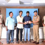 Friends took Rs 1 lakh left unattended on the road and handed it over to the Assistant Inspector of Police-3