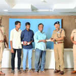 Friends took Rs 1 lakh left unattended on the road and handed it over to the Assistant Inspector of Police-4 (2)