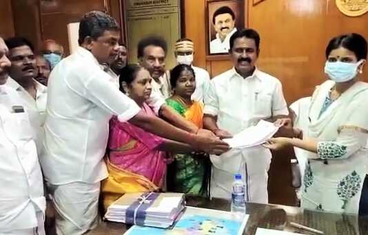 குடவாசல் அரசுக்கல்லூரியை இடமாற்றம் செய்யக்கூடாது : திருவாரூர் மாவட்ட ஆட்சியரிடம் முன்னாள் அமைச்சர் ஆர்.காமராஜ் கோரிக்கை மனு ..